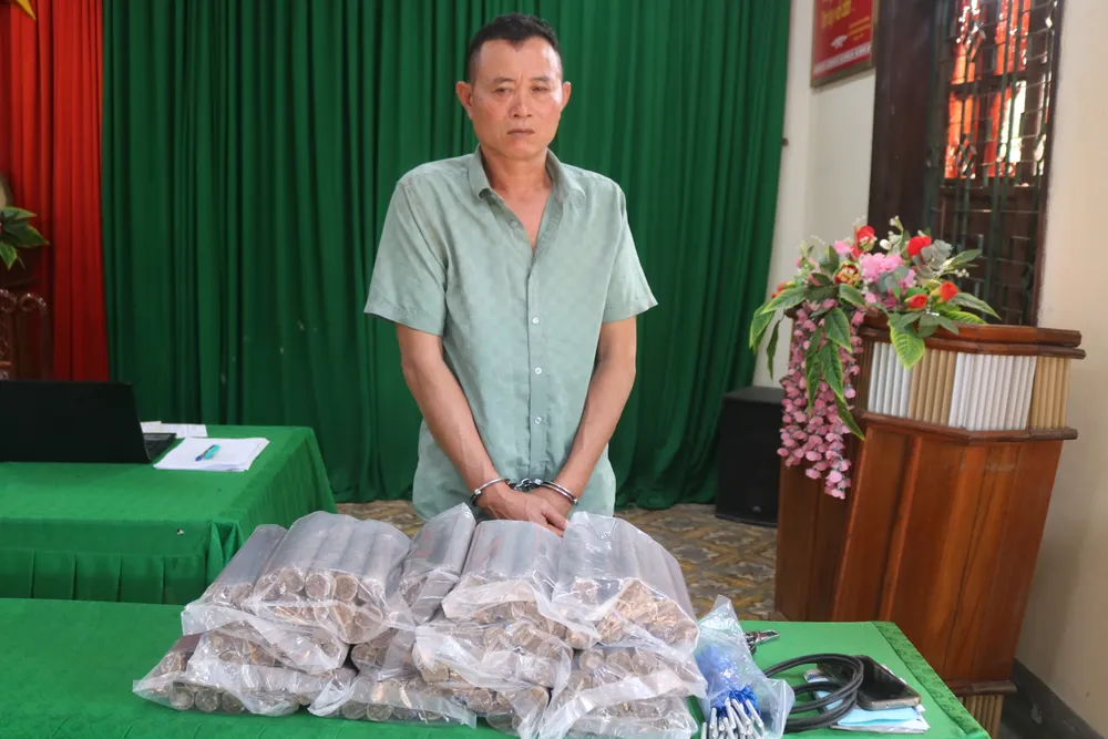 Lê Văn Đạt và tang vật Anh 2.JPG