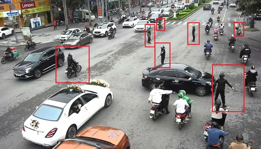 Hình ảnh nhóm vệ sĩ ngăn đường cho đoàn xe đám cưới qua phố. Ảnh cắt từ clip xe cuoi.jpg