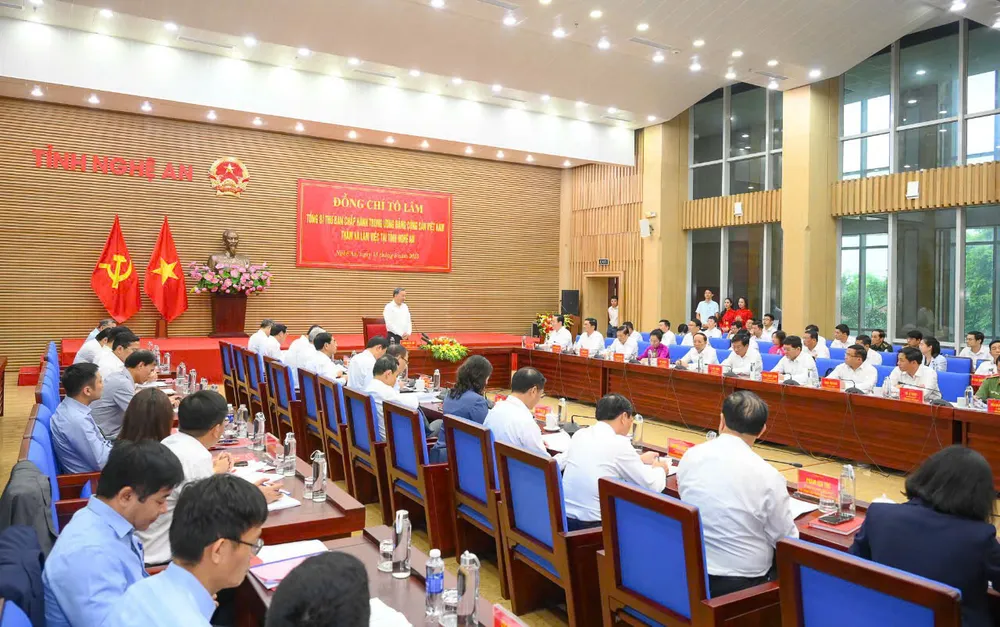 Quang cảnh buổi làm việc a.jpg