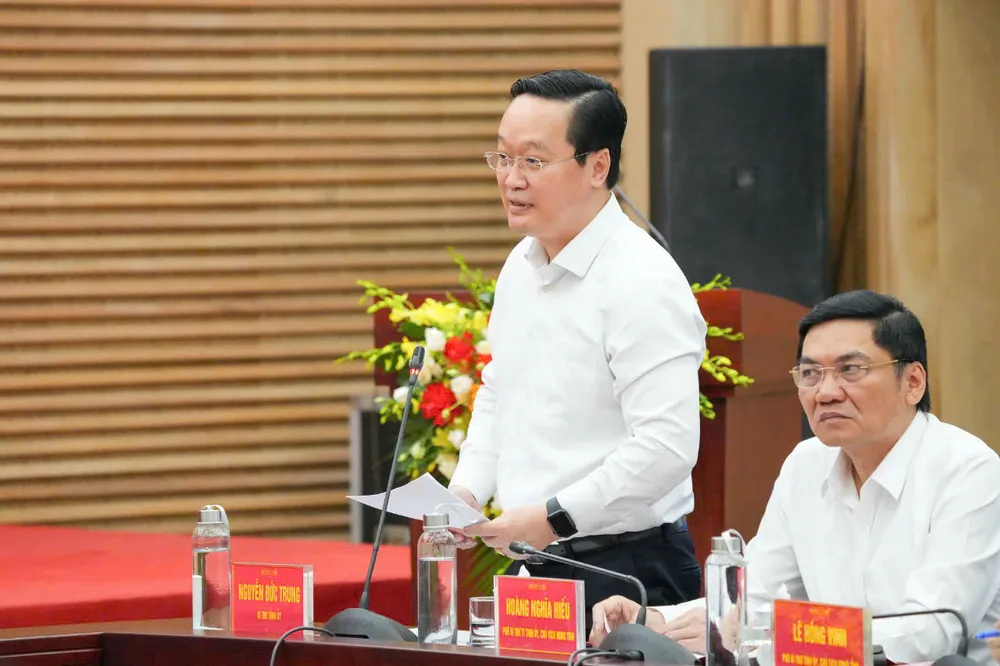 Bí thư Tỉnh ủy Nghệ An Nguyễn Đức Trung báo cáo với đoàn công tác b.jpg