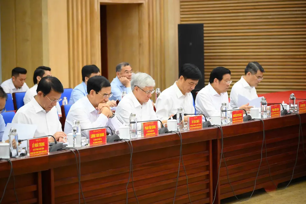 Các đồng chí lãnh đạo Trung ương tham dự cuộc làm việc d.jpg