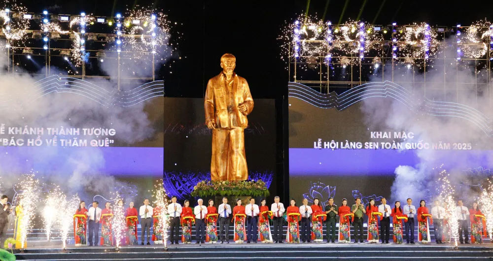 Tổng Bí thư Tô Lâm và các đồng chí lãnh đạo cắt băng khánh thành Tượng đài "Bác Hồ về thăm quê" khai hội.2.JPG
