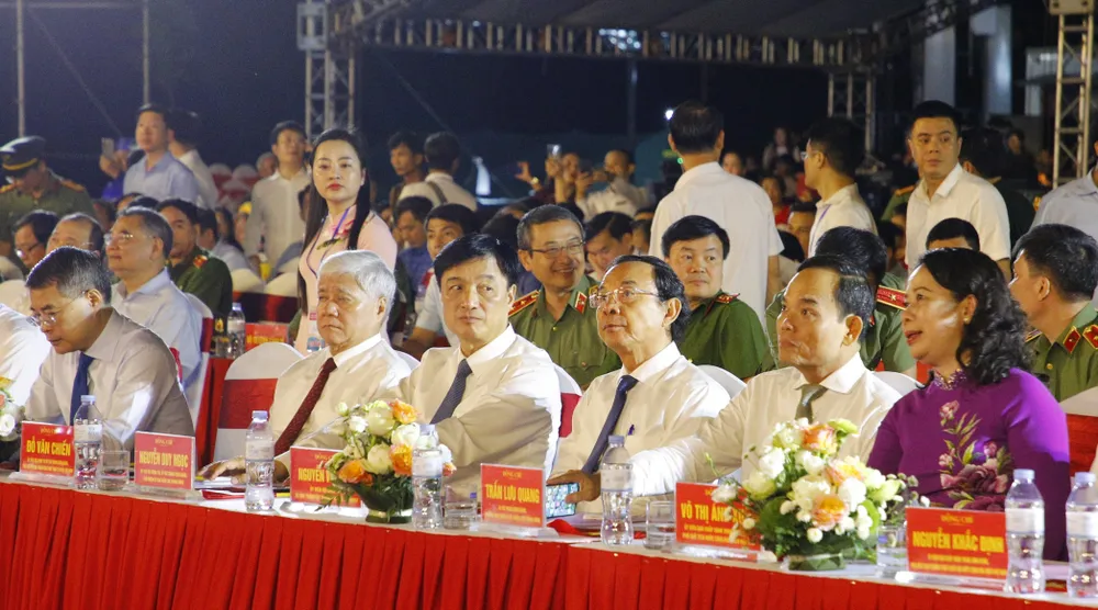 Bí thư Thành ủy TPHCM Nguyễn Văn Nên (thứ ba từ phải qua) cùng các đồng chí lãnh đạo dự khai mạc Lễ hội Làng Sen năm 2025 và khánh thành Tượng đài "Bác Hồ về thăm quê" khai hội.3.JPG