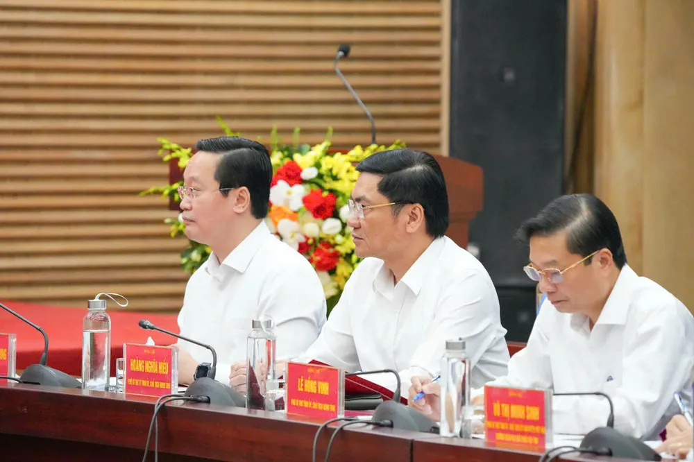 Các đồng chí lãnh đạo Ban Thường vụ Tỉnh ủy Nghệ An z6603834803377_6a66604f7fadc3b1d93ddb08acc03e7f.jpg