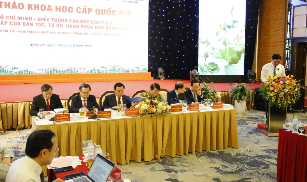 Các đồng chí chủ trì hội thảo hội thảo.5.JPG