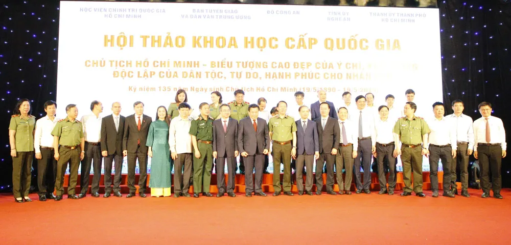 Các đại biểu chụp ảnh lưu niệm tại hội thảo ô Nghị.3.JPG