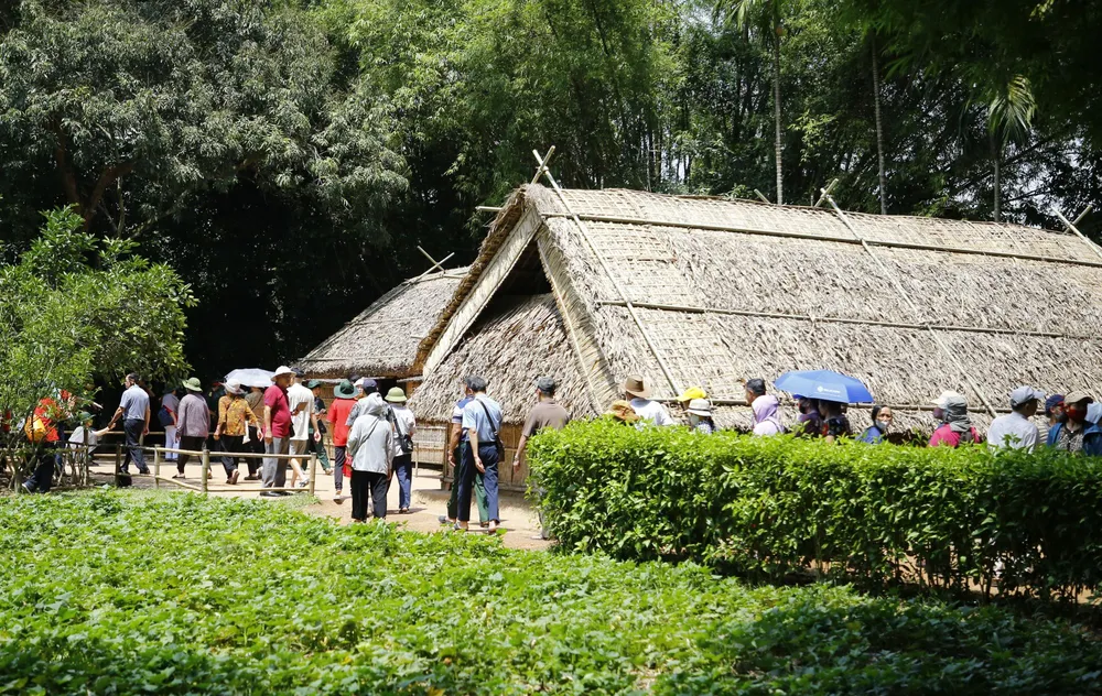Người dân về viếng thăm quê Bác dịp 19-5 14.JPG