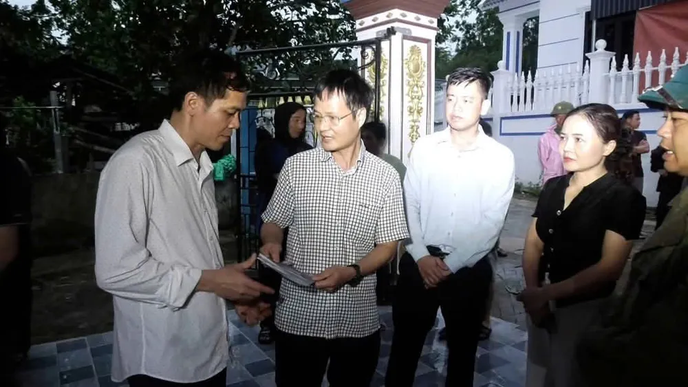 Lãnh đạo huyện Thường Xuân thăm hỏi, động viên gia đình anh Ch. Ảnh: CA Ngọc Phụng sét.jpg
