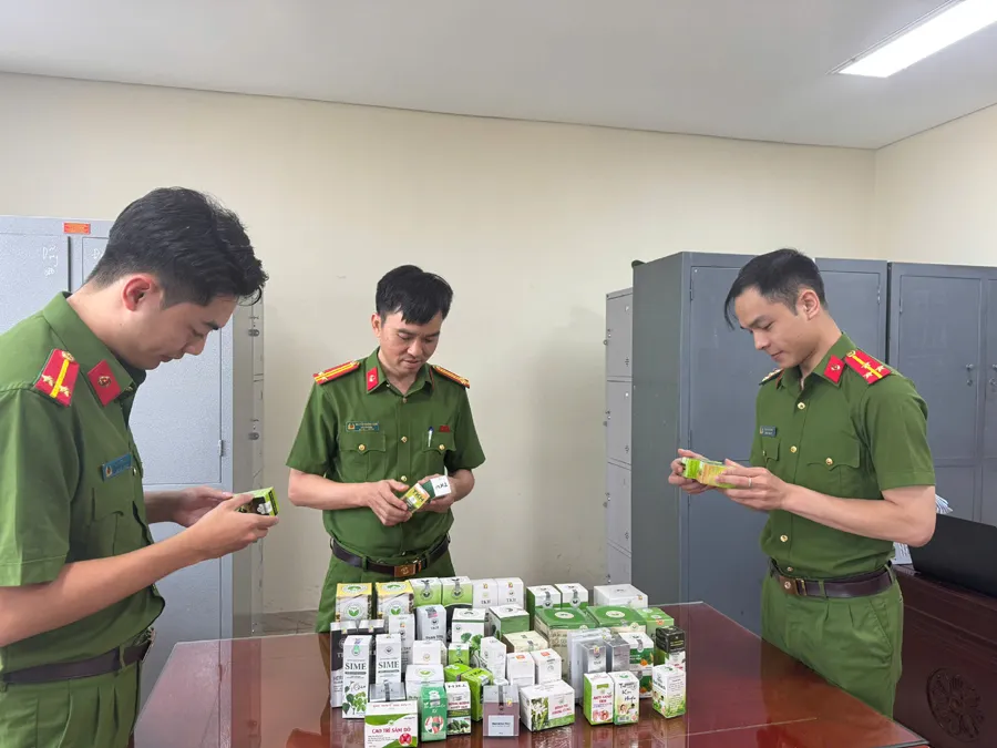Phòng Cảnh sát kinh tế - Công an tỉnh Thanh Hóa khám phá vụ sản xuất, buôn bán hàng giả là thực phẩm chức năng. Ảnh: CÔNG AN THANH HÓA phòng cảnh sát kinh tế.jpg