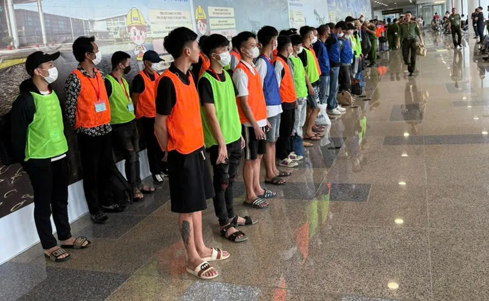 Các đối tượng bị lực lượng công an bắt giữ khi vừa từ nước ngoài về Việt Nam. Ảnh: CÔNG AN NGHỆ AN cc đối tượng.2.jpg