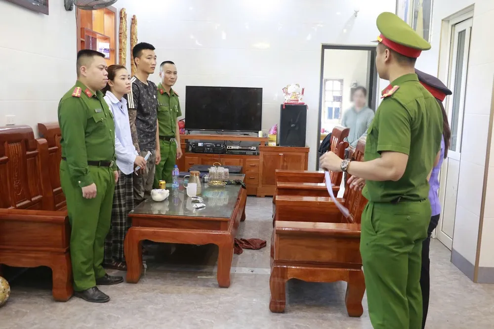 Cơ quan công an thi hành lệnh khám xét đối với Thịnh và Trà khám xét.jpg