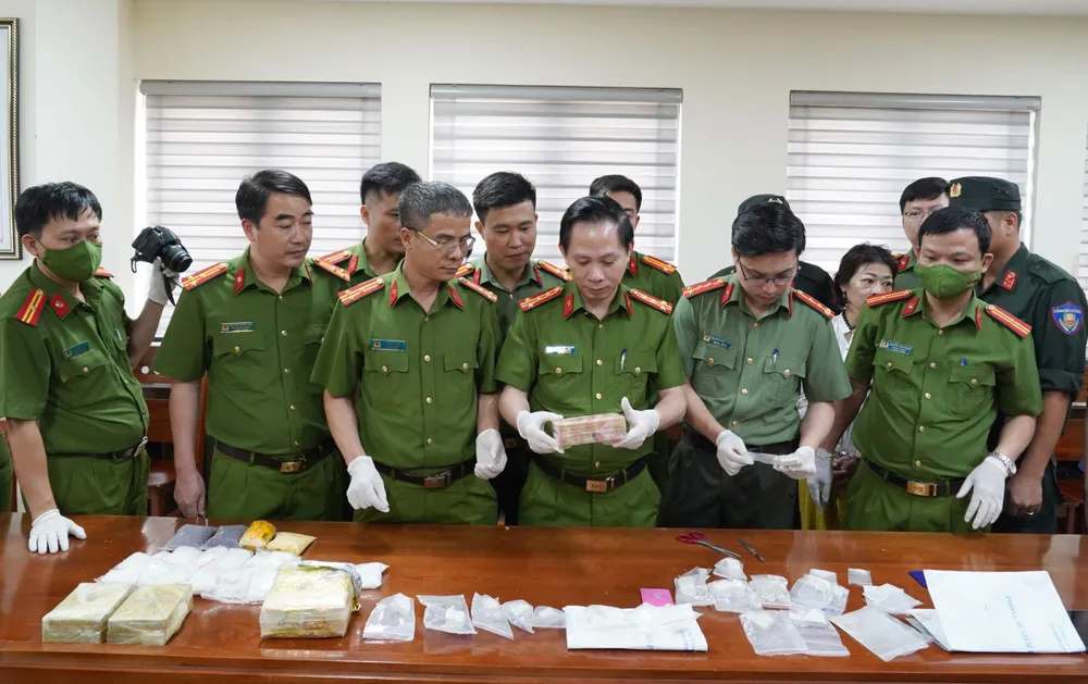 Lãnh đạo Công an tỉnh Thanh Hóa cùng Ban chuyên án kiểm tra tang vật thu giữ trong chuyên án. Ảnh: CÔNG AN THANH HÓA ban chuyên án.jpg
