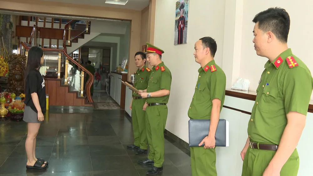 Cơ quan Công an đọc lệnh khám xét nơi ở của đối tượng khám.3.jpg