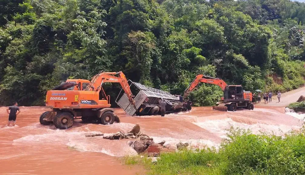 Xe tải gặp nạn trên đường bị ngập ở xã Na Loi. Ảnh: V.L 1.jpg