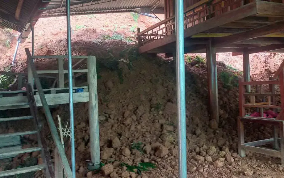 Mưa lớn, sạt lở núi khiến đất đá tràn vào nhà dân 2.jpg