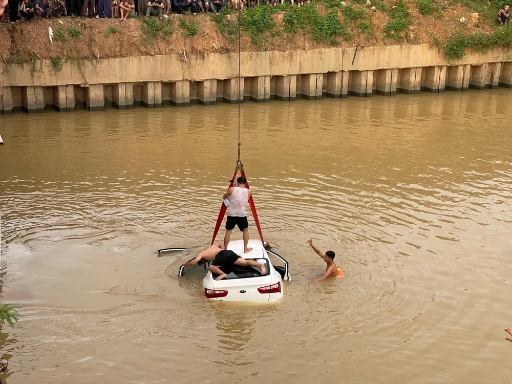 Tìm kiếm người và đưa ô tô lên bờ hien truong 2.jpg