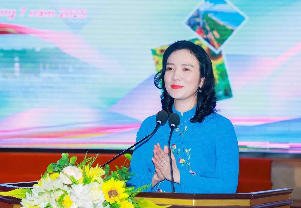 Bà Trần Thị Mỹ Hạnh phát biểu tại buổi lễ thi 2.jpg