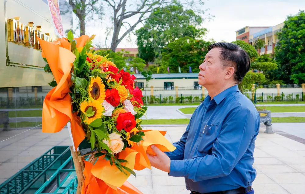 Đồng chí Nguyễn Trọng Nghĩa dâng hoa tưởng niệm Chủ tịch Hồ Chí Minh tại Tượng đài "Bác Hồ về thăm quê" tại xã Kim Liên, Nghệ An bác tham que 1.jpg