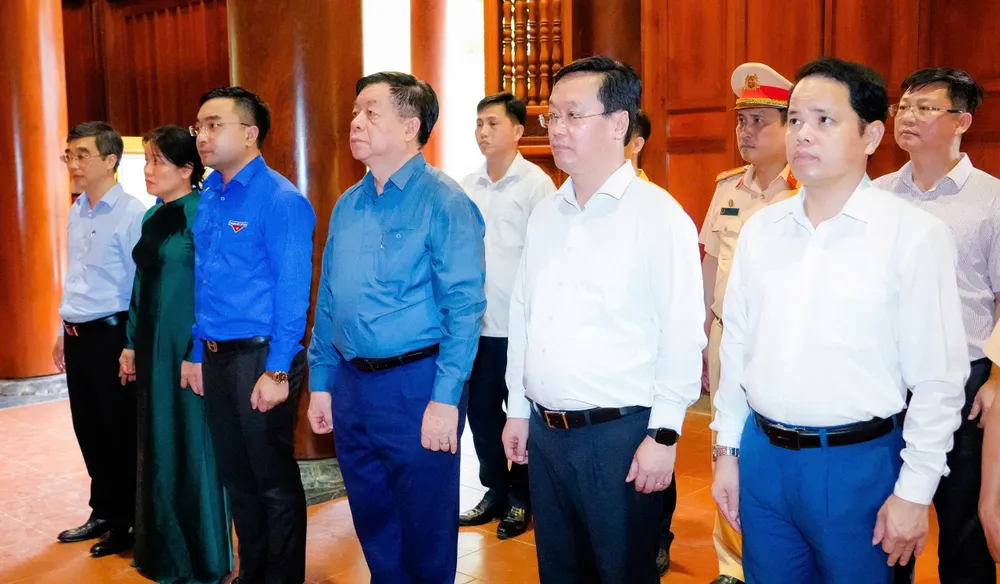 Trưởng Ban Tuyên giáo và Dân vận Trung ương cùng đoàn công tác kính cẩn nghiêng mình tưởng niệm Chủ tịch Hồ Chí Minh kim leeen 2.jpg