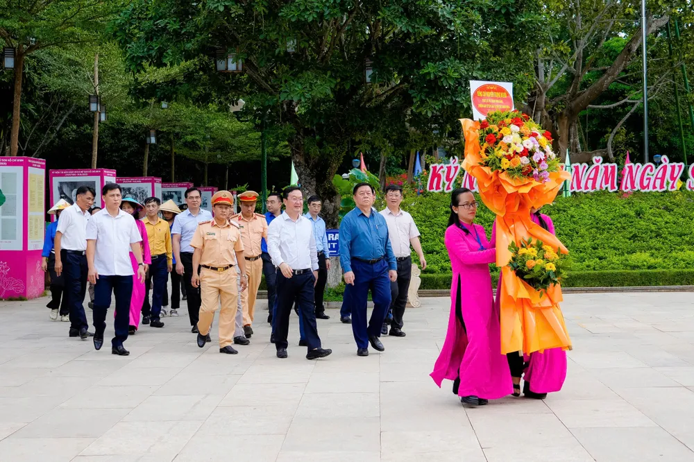 Đồng chí Nguyễn Trọng Nghĩa cùng đoàn công tác tới dâng hoa, dâng hương tưởng niệm Chủ tịch Hồ Chí Minh tại Khu di tích Quốc gia đặc biệt Kim Liên kim liên 1.jpg