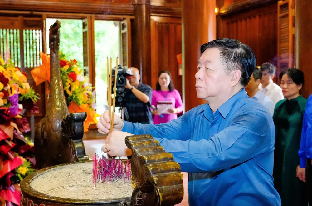 Đồng chí Nguyễn Trọng Nghĩa dâng hương tưởng niệm Chủ tịch Hồ Chí Minh kim liên 1a.jpg
