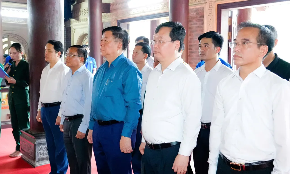 Đồng chí Nguyễn Trọng Nghĩa và đoàn công tác kính cẩn nghiêng mình trước anh linh các Anh hùng liệt sĩ tại Khu di tích lịch sử Quốc gia Truông Bồn trung bồn 1a.jpg