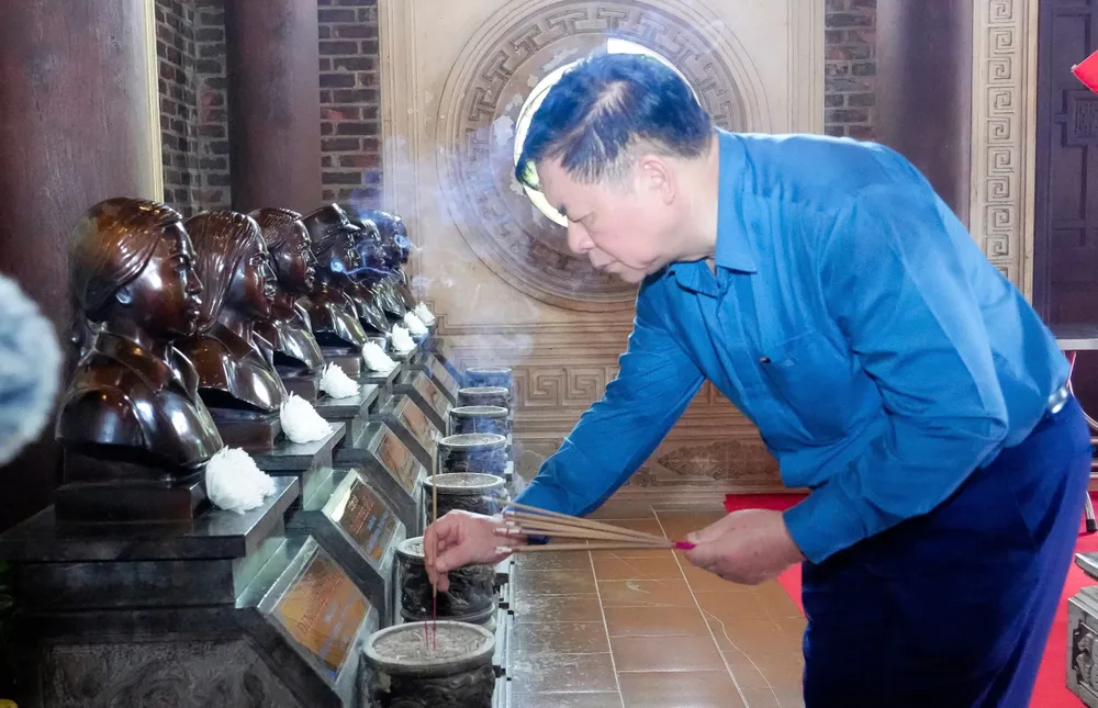 Đồng chí Nguyễn Trọng Nghĩa thắp hương tưởng nhớ các Anh hùng liệt sĩ Thanh niên xung phong Truông Bồn truông bồn 2.jpg