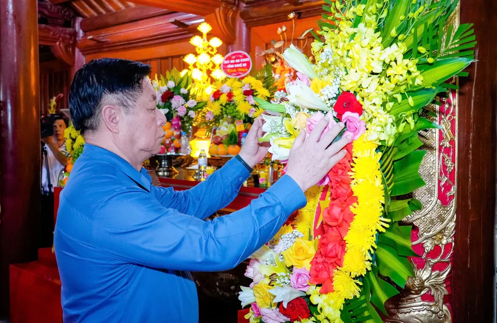 Đồng chí Nguyễn Trọng Nghĩa dâng hoa tưởng niệm các Anh hùng Liệt sĩ tại Nghĩa trang Liệt sĩ quốc tế Việt - Lào viet lao 1.jpg
