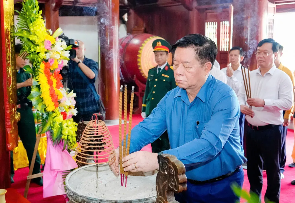 Đồng chí Nguyễn Trọng Nghĩa dâng hương tưởng niệm Chủ tịch Hồ Chí Minh và các Anh hùng liệt sĩ tại Nghĩa trang Liệt sĩ quốc tế Việt - Lào viet lao 2.jpg