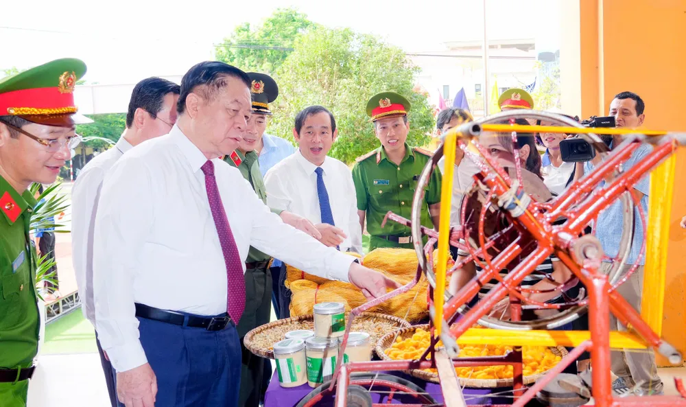 Đồng chí Nguyễn Trọng Nghĩa thăm gian trưng bày về các sản phẩm đặc trưng của xã Đô Lương 1.jpg