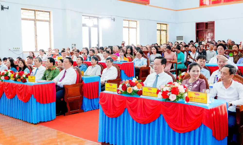 Đồng chí Nguyễn Trọng Nghĩa cùng các đại biểu dự Ngày hội toàn dân bảo vệ an ninh Tổ quốc tại xã Đô Lương 2.jpg