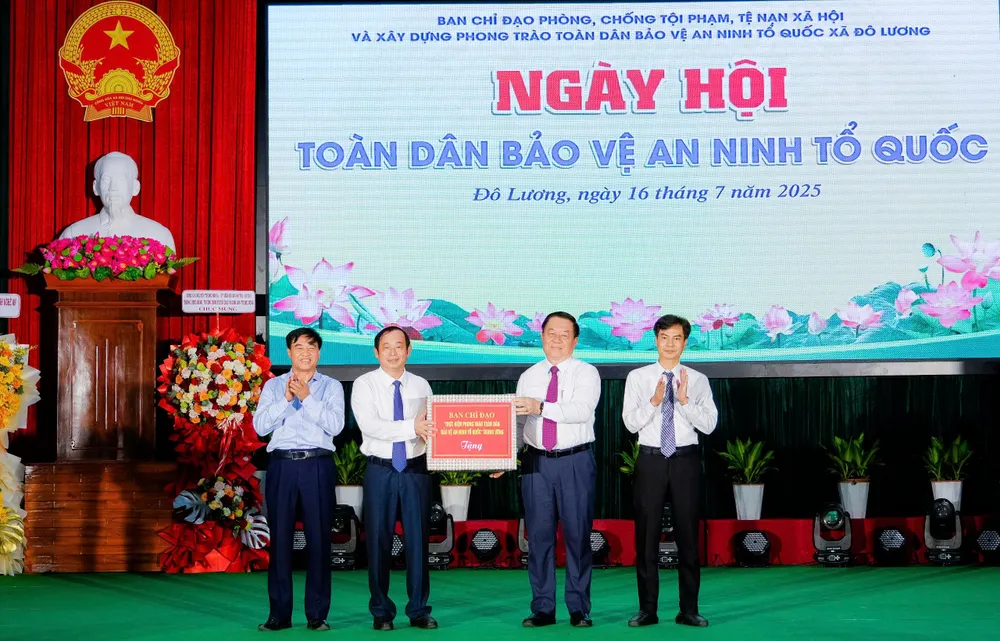 Đồng chí Nguyễn Trọng Nghĩa tặng quà cho UBND xã Đô Lương 3.jpg