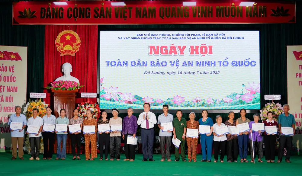 Đồng chí Nguyễn Trọng Nghĩa tặng quà cho các gia đình chính sách tại xã Đô Lương 4.jpg