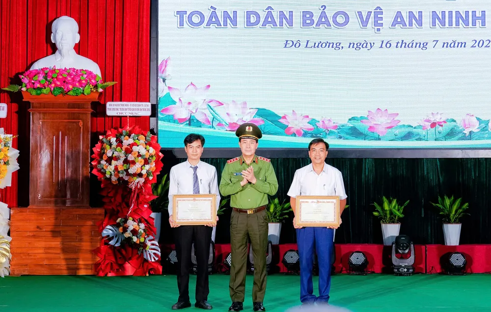 Lãnh đạo Bộ Công an tặng Bằng khen cho tập thể và cá nhân có thành tích xuất sắc trong phong trào Toàn dân bảo vệ an ninh Tổ quốc 6.jpg
