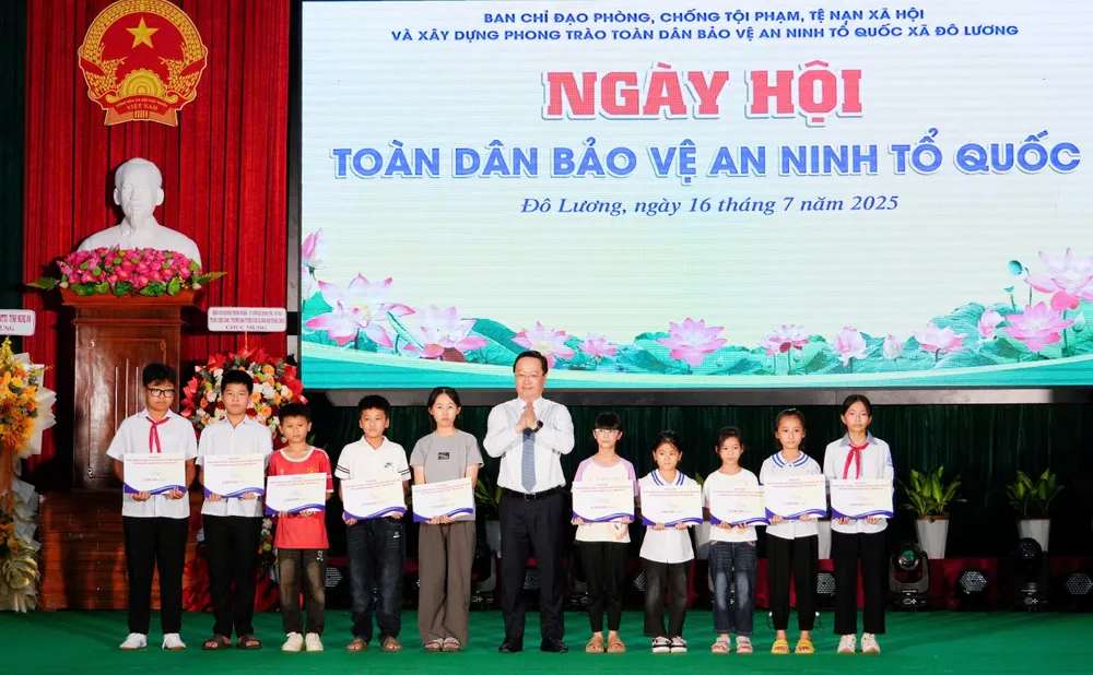 Lãnh đạo tỉnh Nghệ An tặng quà cho các cháu học sinh nghèo vượt khó 7.jpg