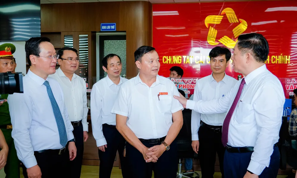 Đồng chí Nguyễn Trọng Nghĩa động viên cán bộ đang làm việc tại Trung tâm phục vụ hành chính công xã Đô Lương cb.jpg