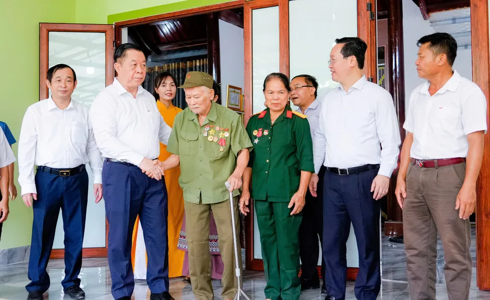 Đồng chí Nguyễn Trọng Nghĩa thăm gia đình thương binh Nguyễn Đình Quế chính sach.jpg