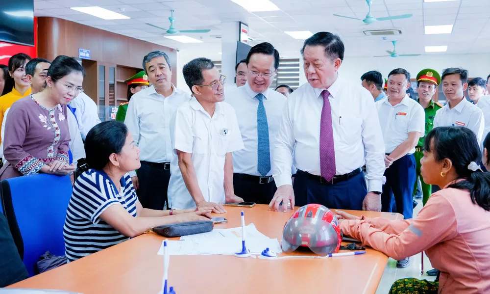 Đồng chí Nguyễn Trọng Nghĩa trò chuyện với người dân đến làm thủ tục tại Trung tâm Phục vụ hành chính công xã Đô Lương hanh 1.jpg