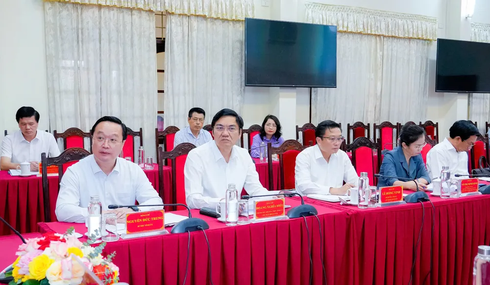 ថ្នាក់ដឹកនាំសំខាន់ៗនៃខេត្ត Nghe An ក្នុងកិច្ចប្រជុំ lanh dao.jpg