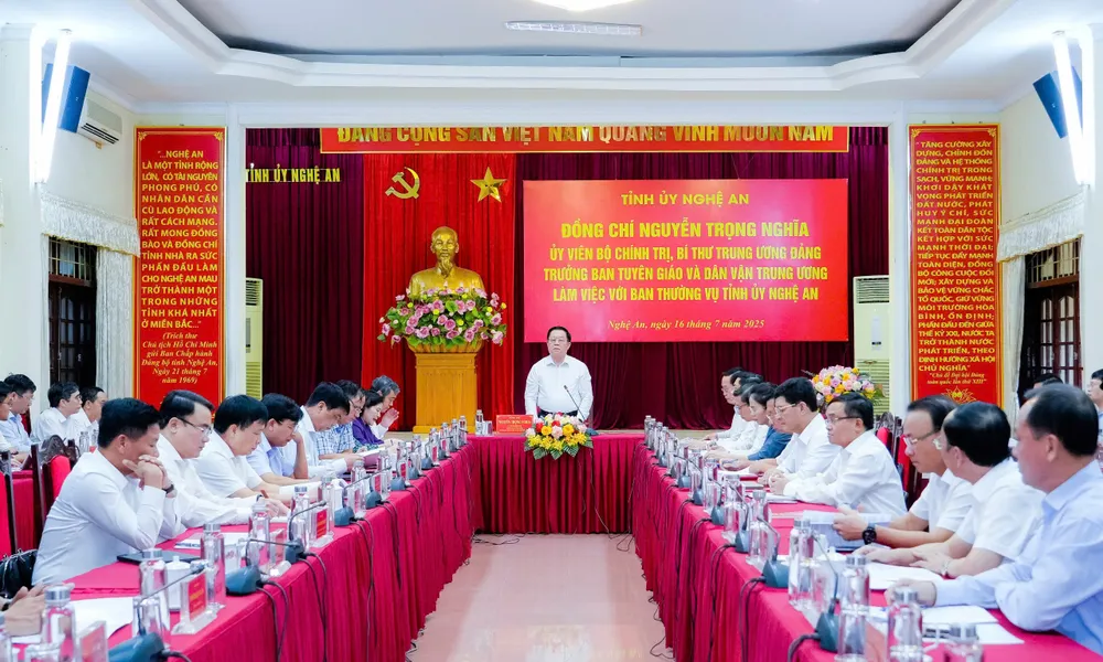 សមមិត្ត Nguyen Trong Nghia និងគណៈប្រតិភូមជ្ឈិមបានធ្វើការជាមួយគណៈកម្មាធិការអចិន្ត្រៃយ៍គណៈកម្មាធិការបក្សខេត្ត Nghe An។ o Nghĩa 3.jpg