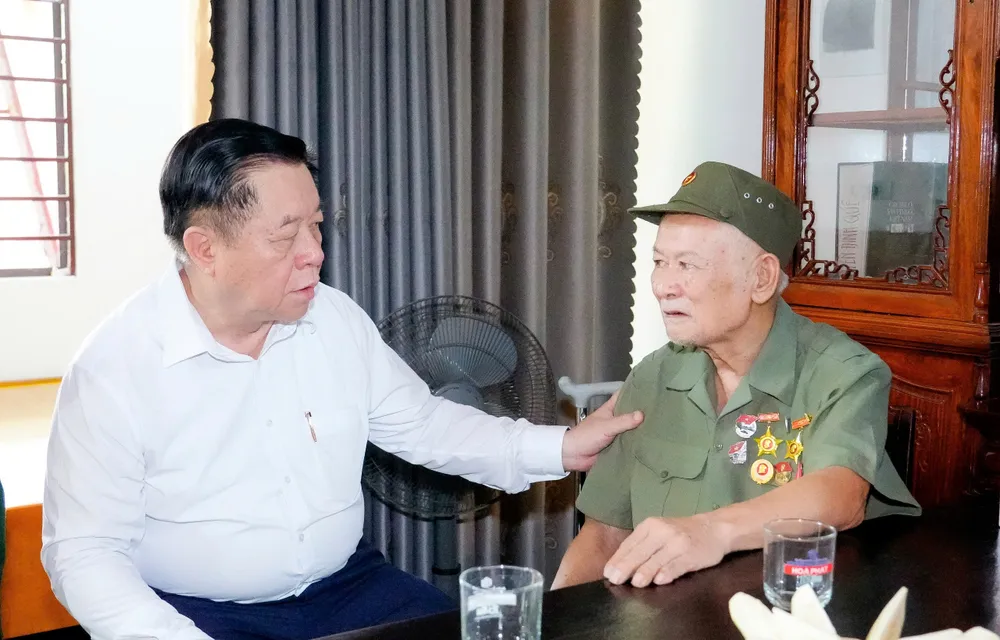 Đồng chí Nguyễn Trọng Nghĩa ân cần thăm hỏi, động viên thương binh Nguyễn Đình Quế o que.jpg