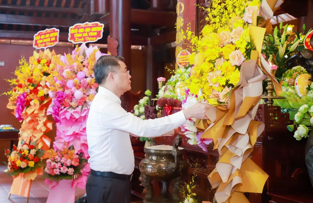 Đồng chí Lê Minh Hưng dâng hoa tưởng niệm cố Tổng Bí thư Lê Hồng Phong le hong phong.jpg