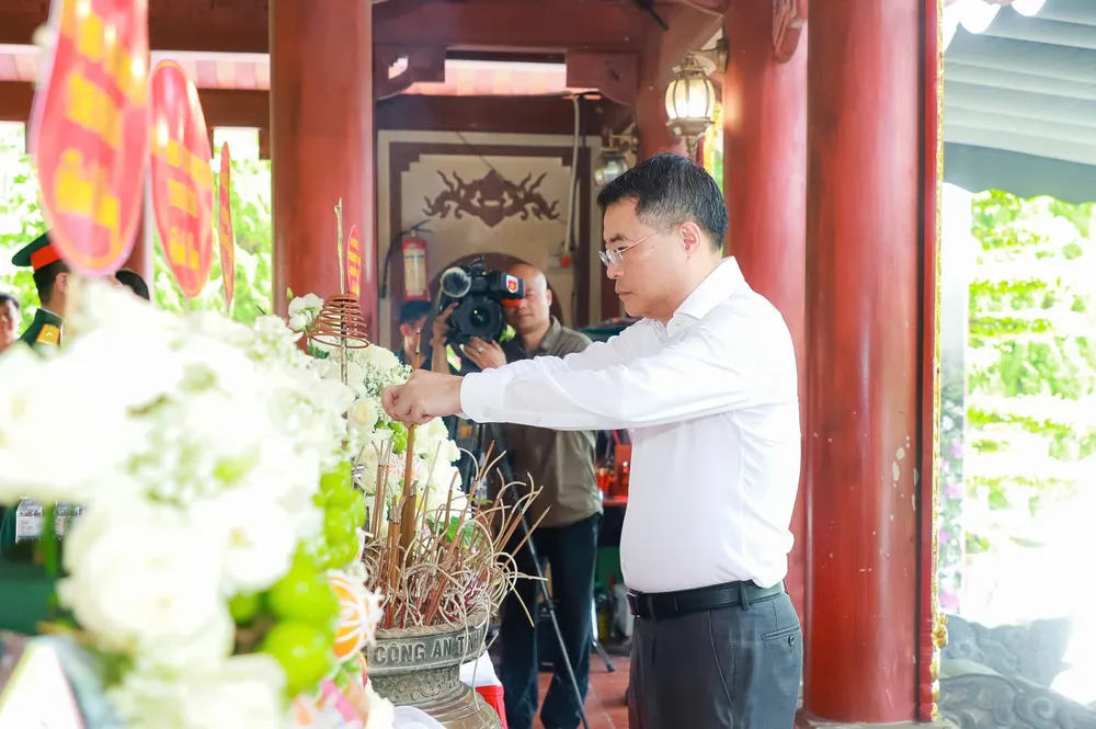 Đồng chí Lê Minh Hưng dâng hương tưởng niệm các Anh hùng liệt sĩ tại Khu Di tích lịch sử Quốc gia Truông Bồn truong bon.jpg