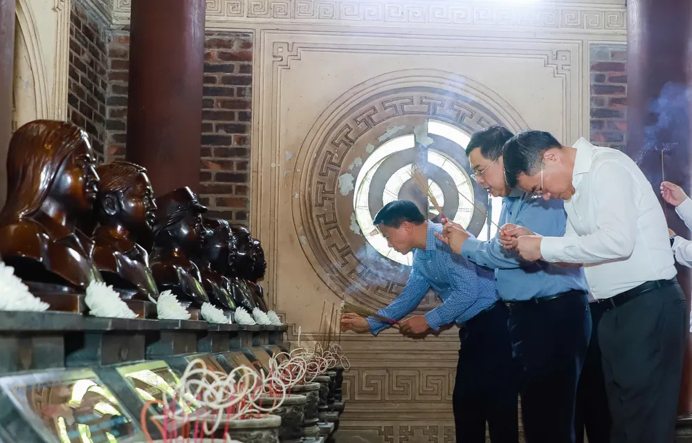 Đồng chí Lê Minh Hưng thắp hương tưởng niệm các Anh hùng liệt sĩ Thanh niên xung phong Truông Bồn truong bon 2.jpg