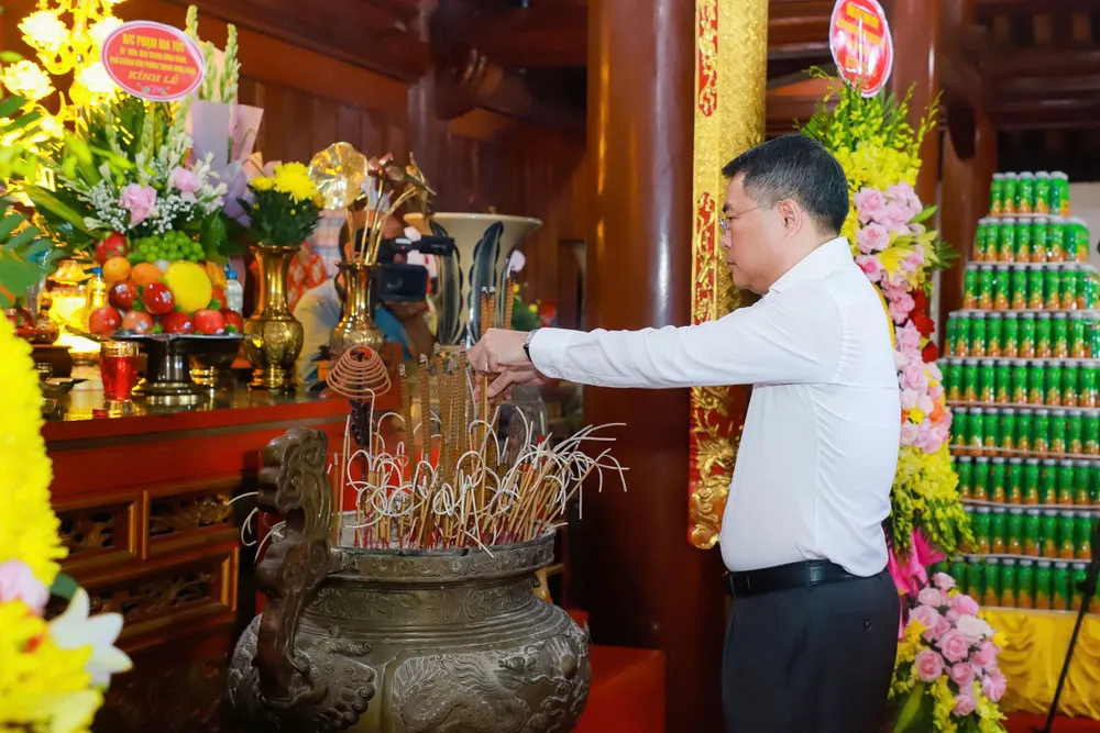 Đồng chí Lê Minh Hưng dâng hương tưởng niệm các Anh hùng liệt sĩ tại Nghĩa trang Liệt sĩ Quốc tế Việt - Lào viet lao 2.jpg