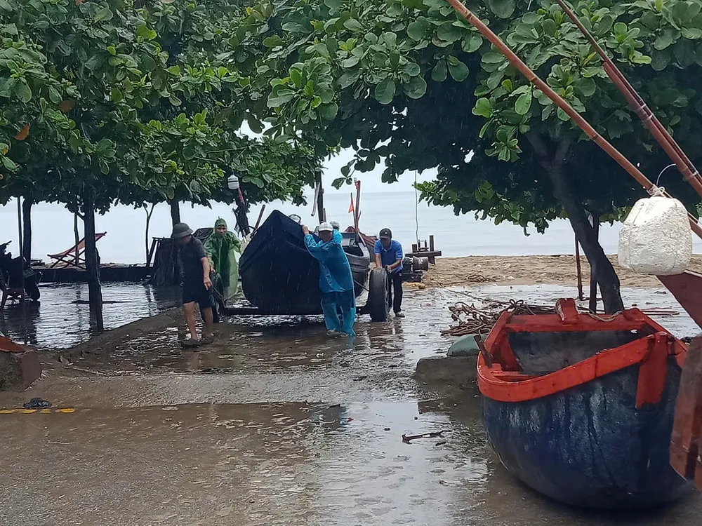 Ngư dân Hà Tĩnh, Thanh Hóa khẩn trương triển khai các biện pháp ứng phó với bão số 3 ảnh 15 Ngư dân Hà Tĩnh, Thanh Hóa khẩn trương triển khai các biện pháp ứng phó với bão số 3 ảnh 15