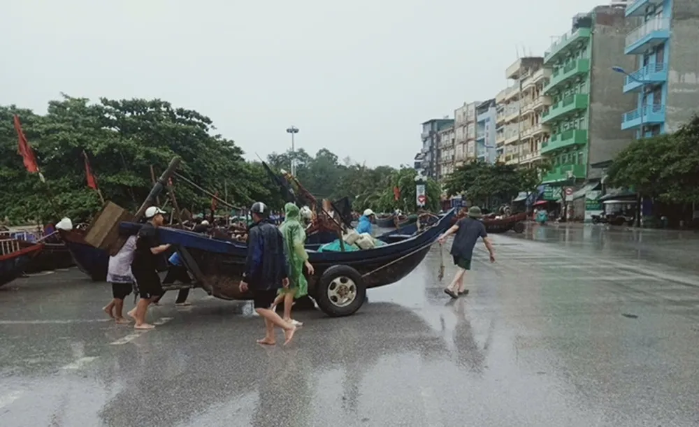 Ngư dân Hà Tĩnh, Thanh Hóa khẩn trương triển khai các biện pháp ứng phó với bão số 3 ảnh 16 Ngư dân Hà Tĩnh, Thanh Hóa khẩn trương triển khai các biện pháp ứng phó với bão số 3 ảnh 16