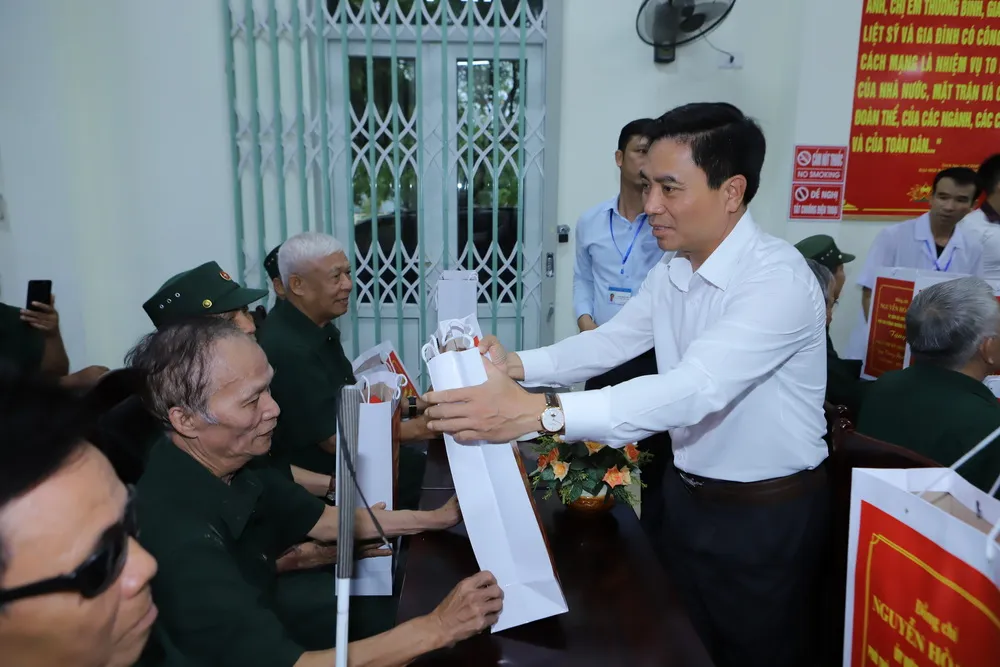 Bí thư Tỉnh ủy Thanh Hóa Nguyễn Doãn Anh tặng quà các thương binh, bệnh binh o Anh.JPG