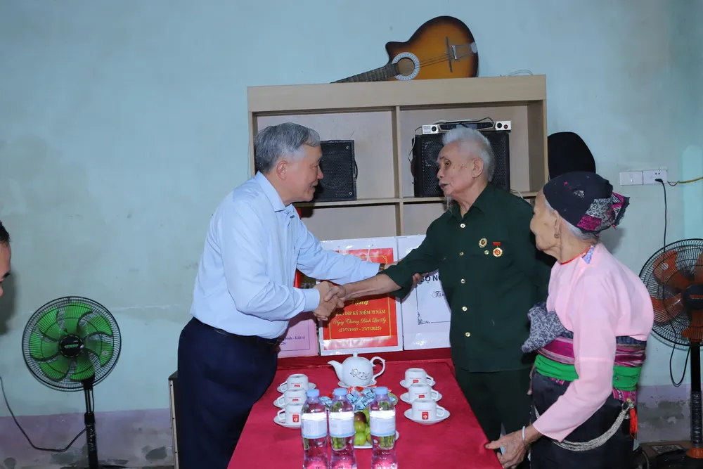 Đồng chí Nguyễn Hòa Bình thăm hỏi, động viên thương binh Phạm Văn Cầu o Binh 3.JPG