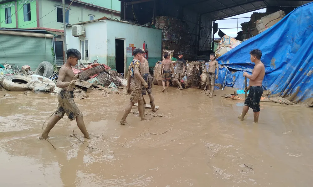 Người dân Con Cuông tập trung dọn bùn sau lũ 1.jpg